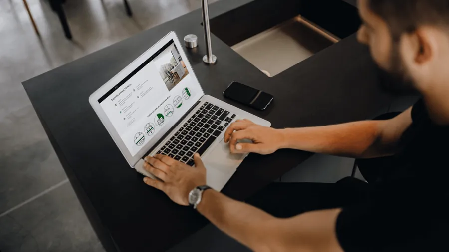 Diseño web para Ikom Surfaces — Auve Nico